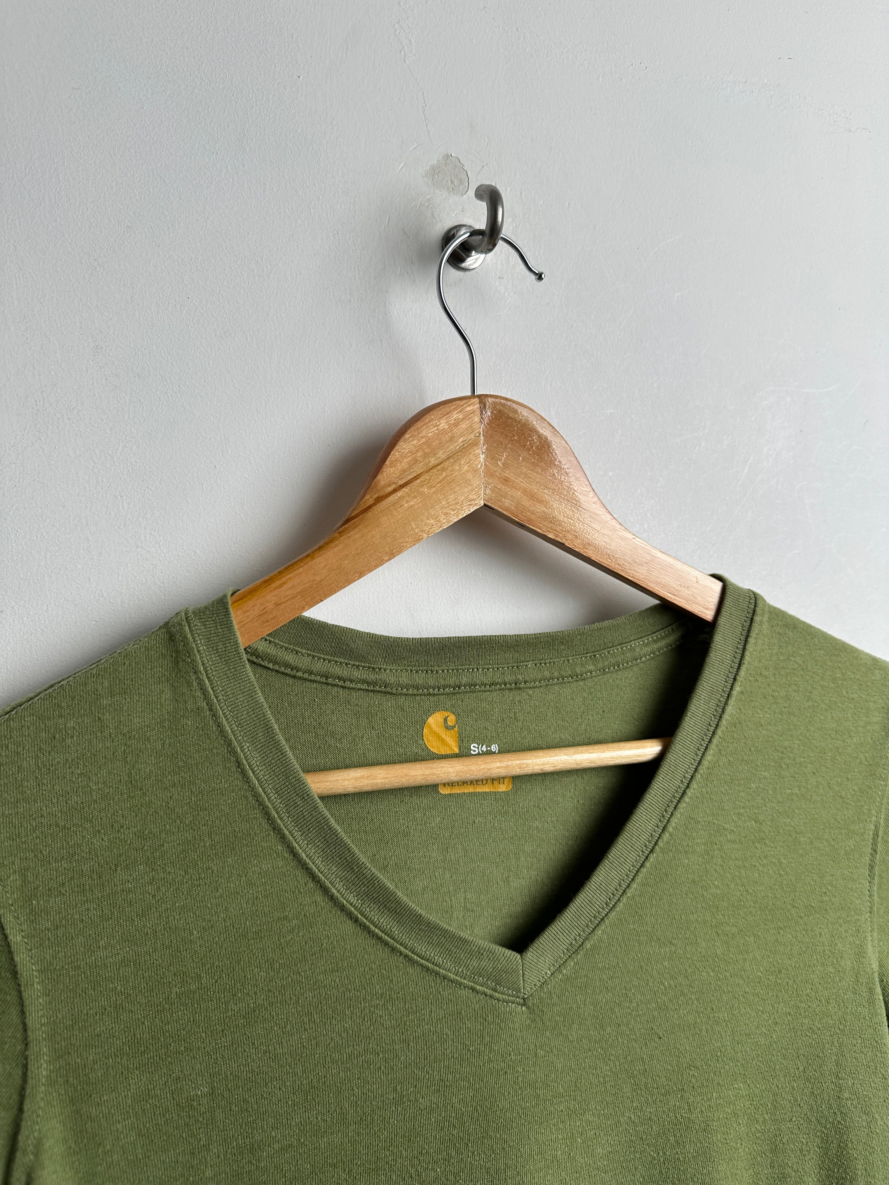 CARHARTT women’s short-sleeve V-neck tee in green