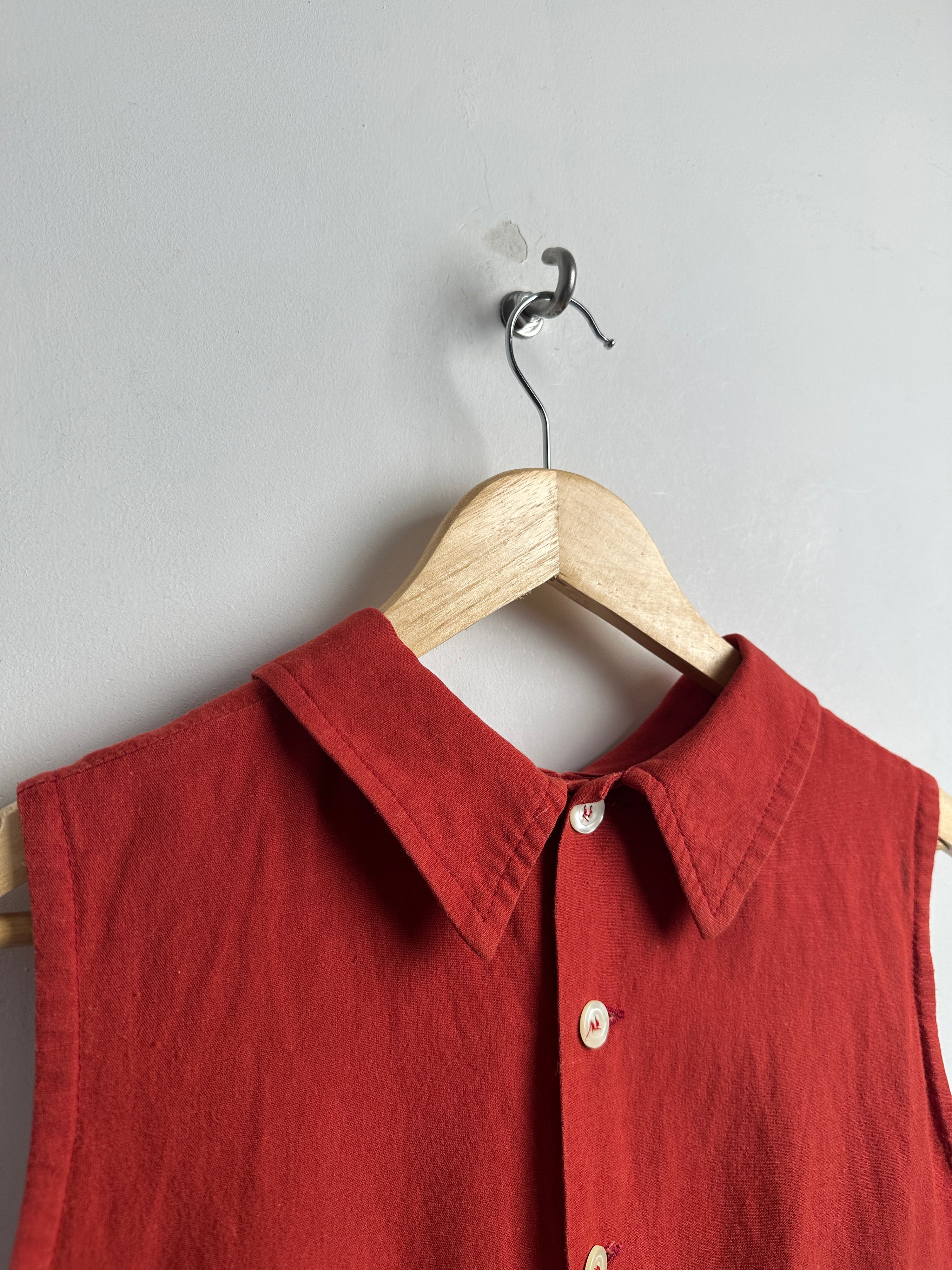 VINTAGE women’s sleeveless shirt in red