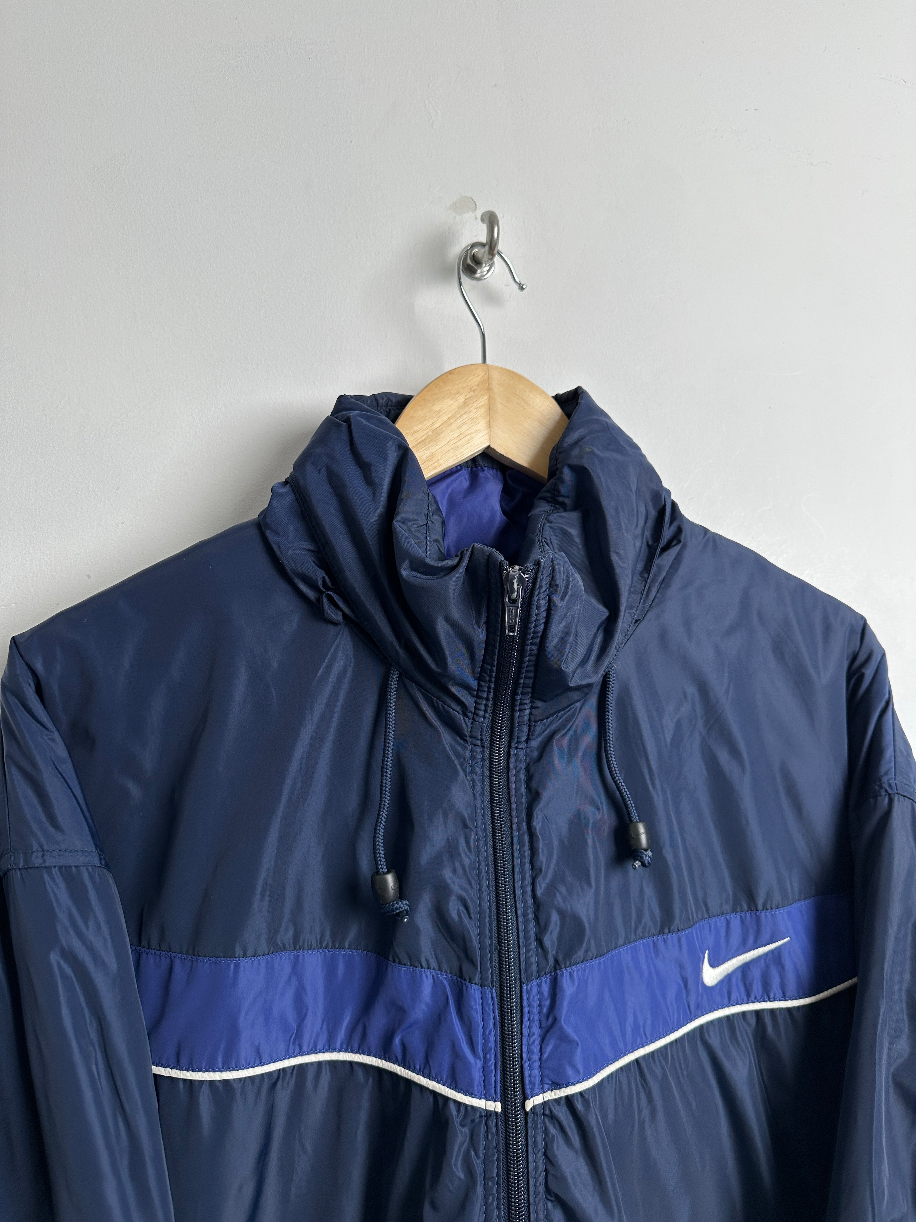 NIKE PUFFER JACKET IN BLUE - thrift.mt