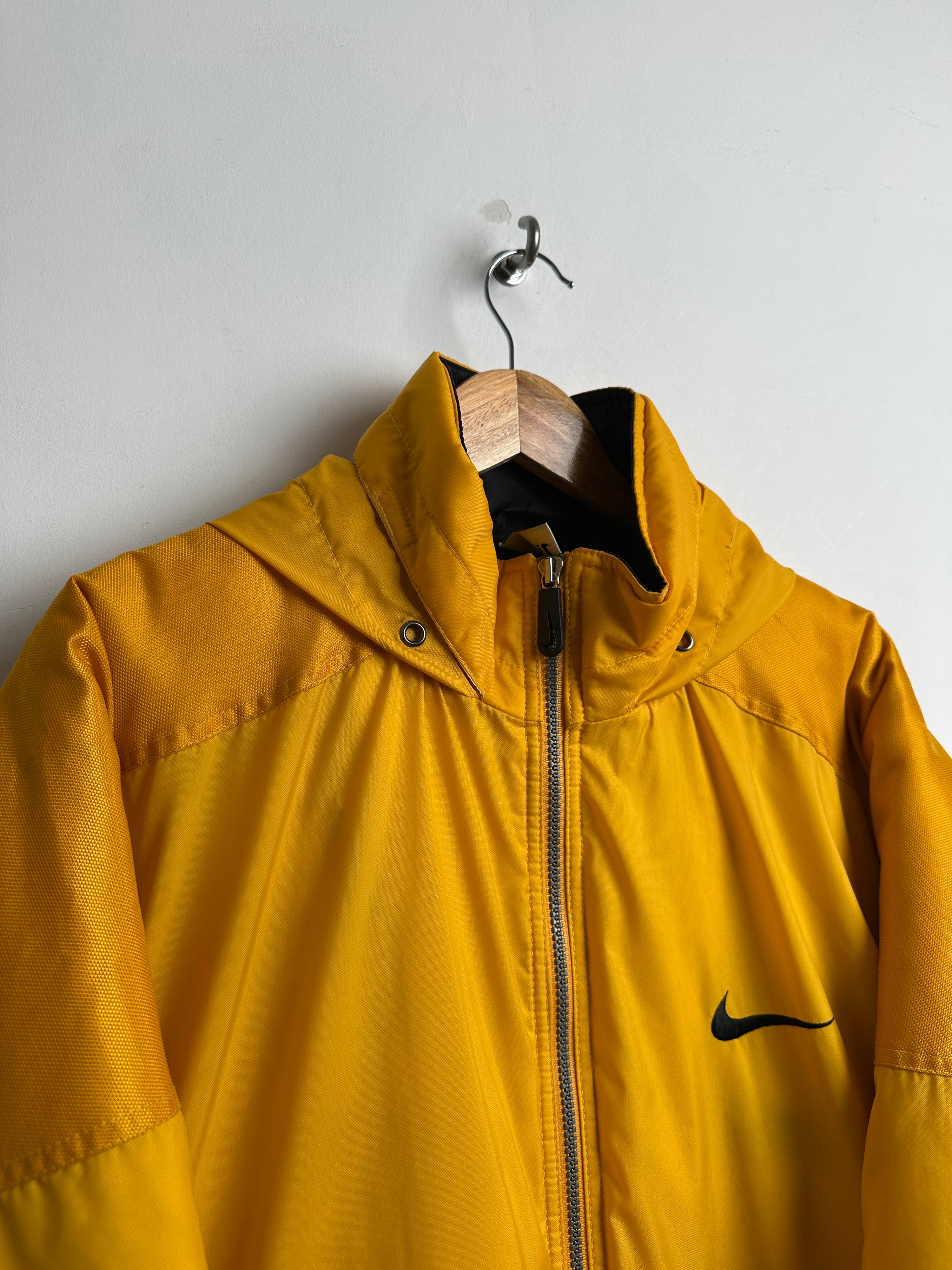 NIKE PUFFER JACKET IN MUSTARD - thrift.mt