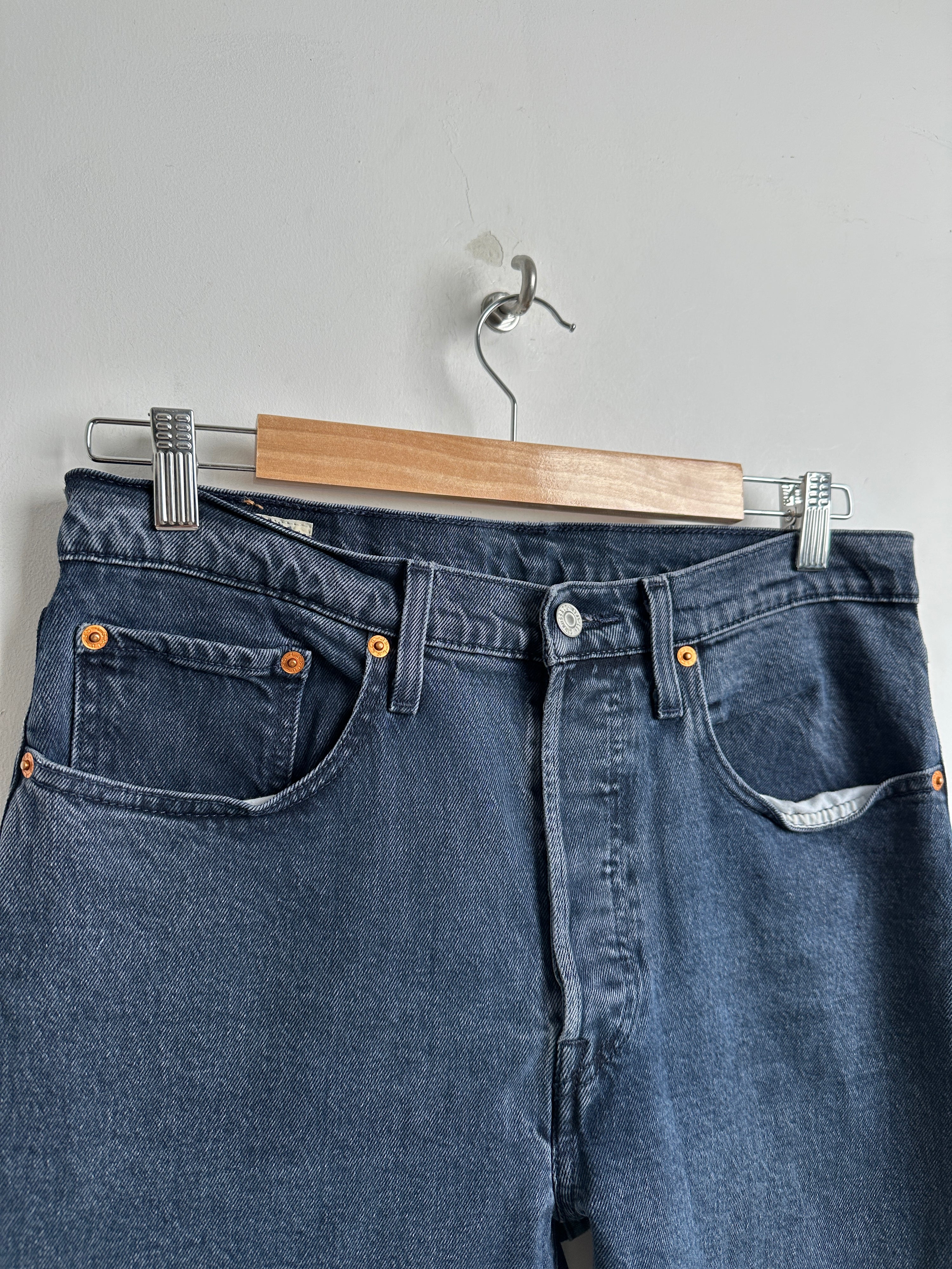 LEVIS jeans in blue - thrift.mt