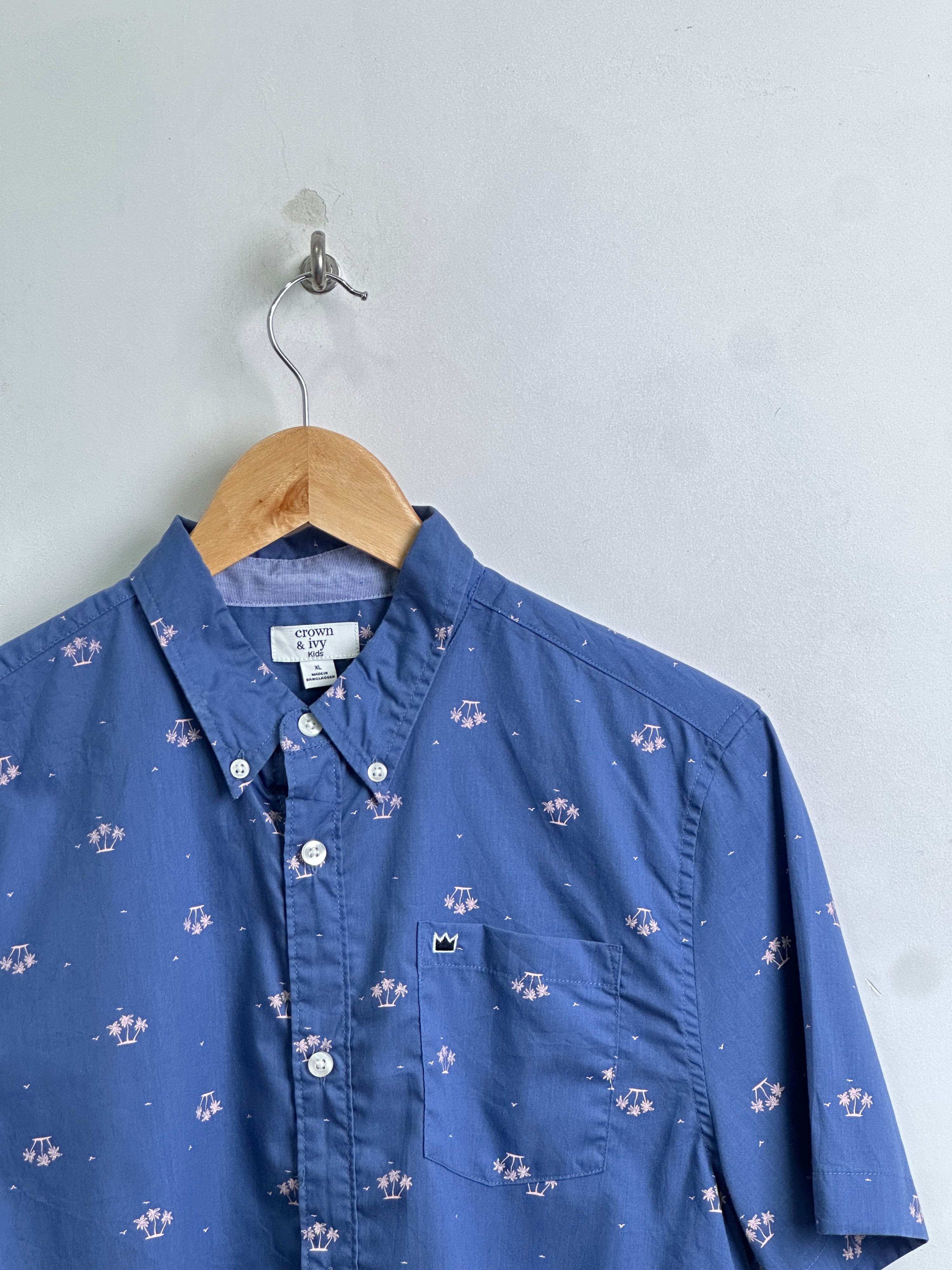 CROWN & IVY short-sleeve shirt in blue with palm trees
