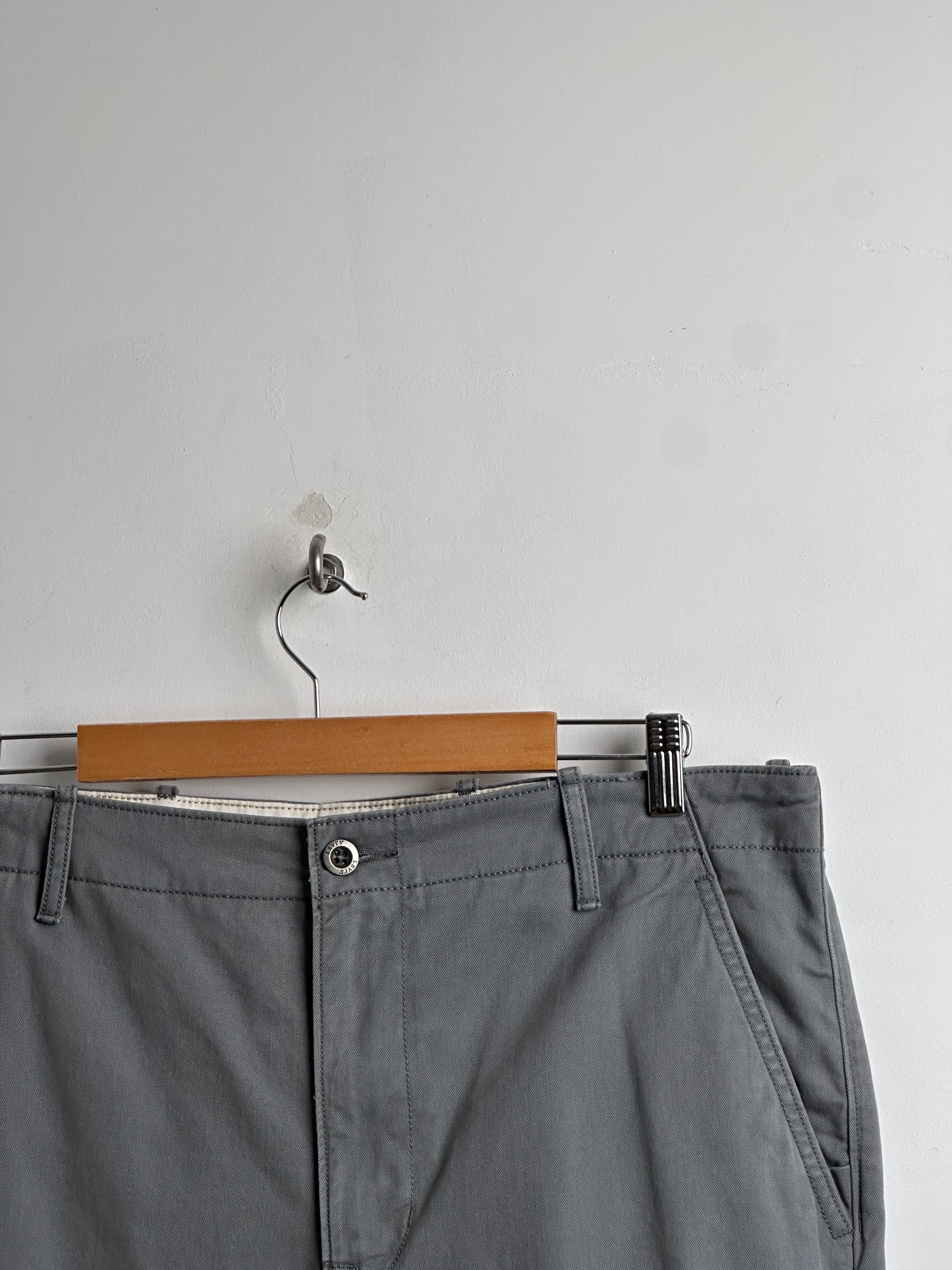LEVIS jeans in grey