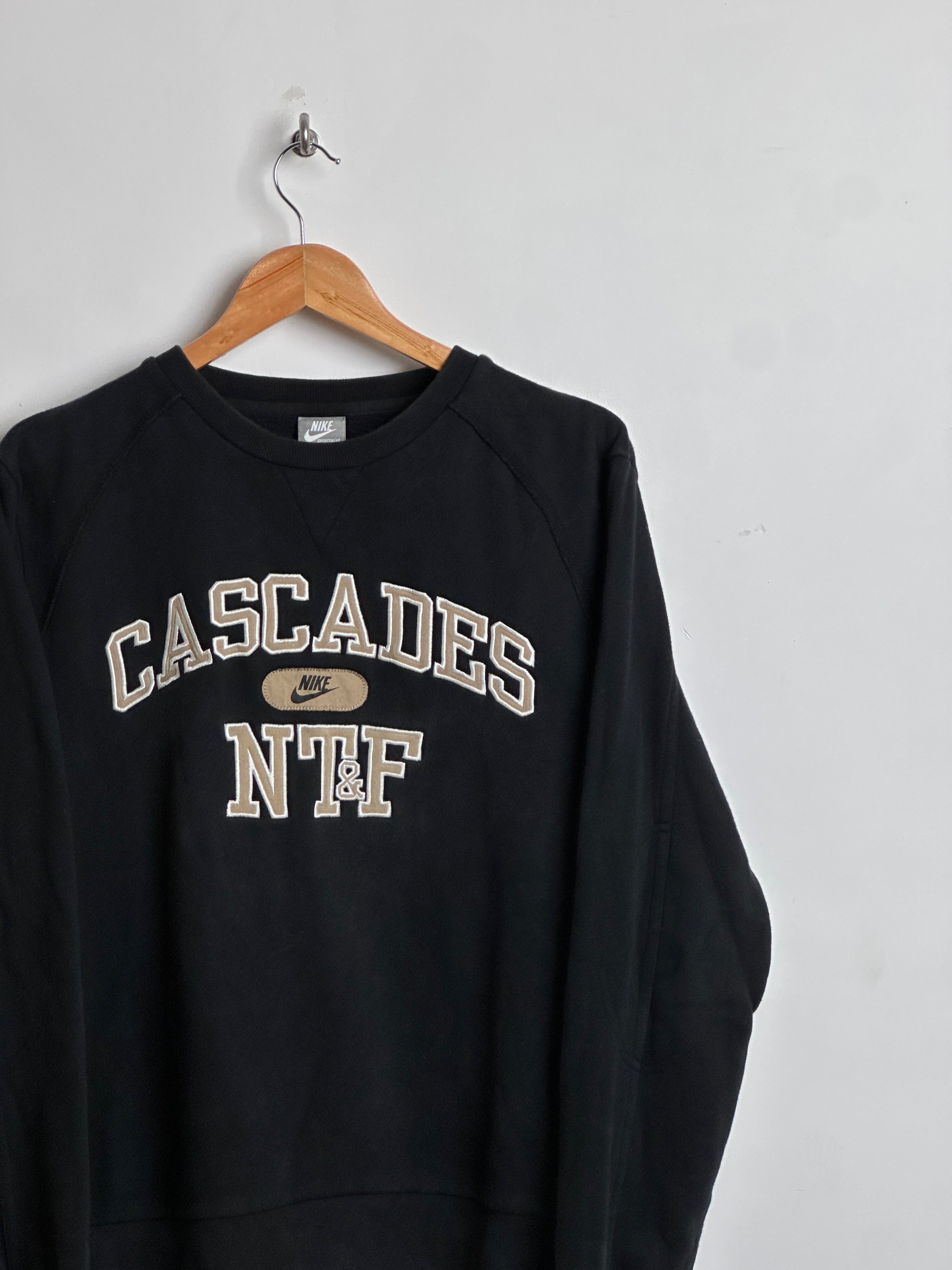 NIKE CASCADES crew neck sweater in black