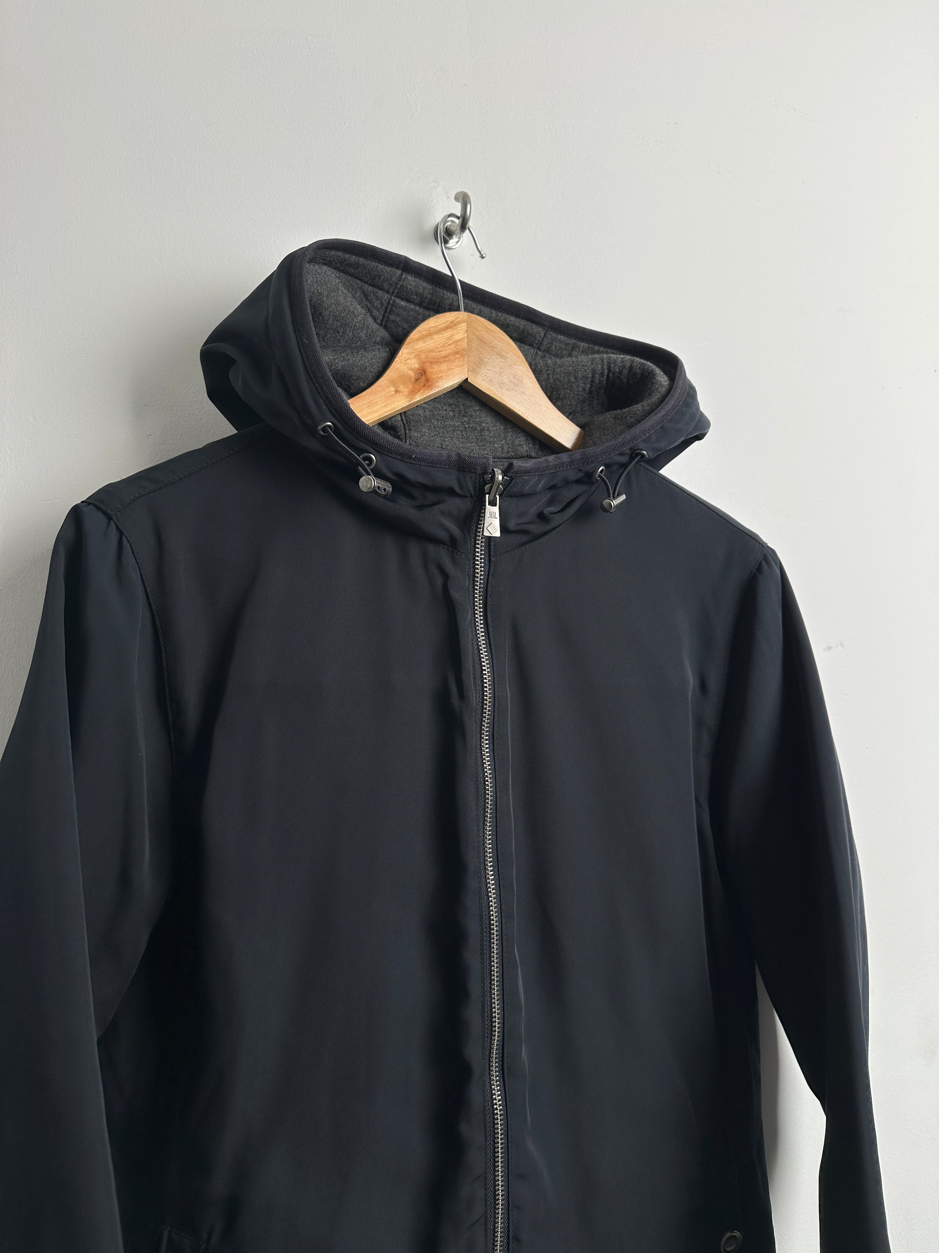 Zip up black jacket with grey hood - thrift.mt