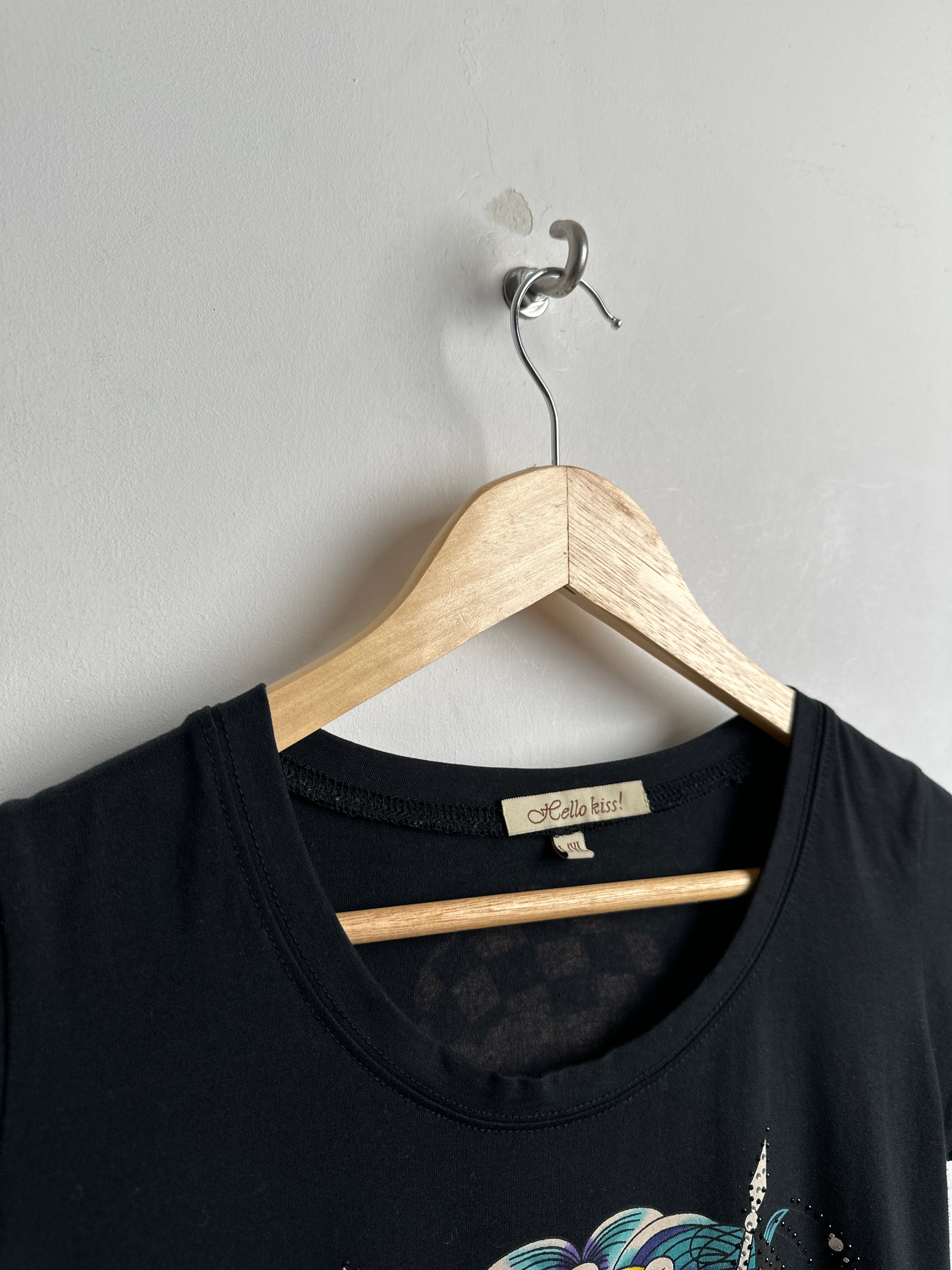 HELLO KISS black short-sleeve top