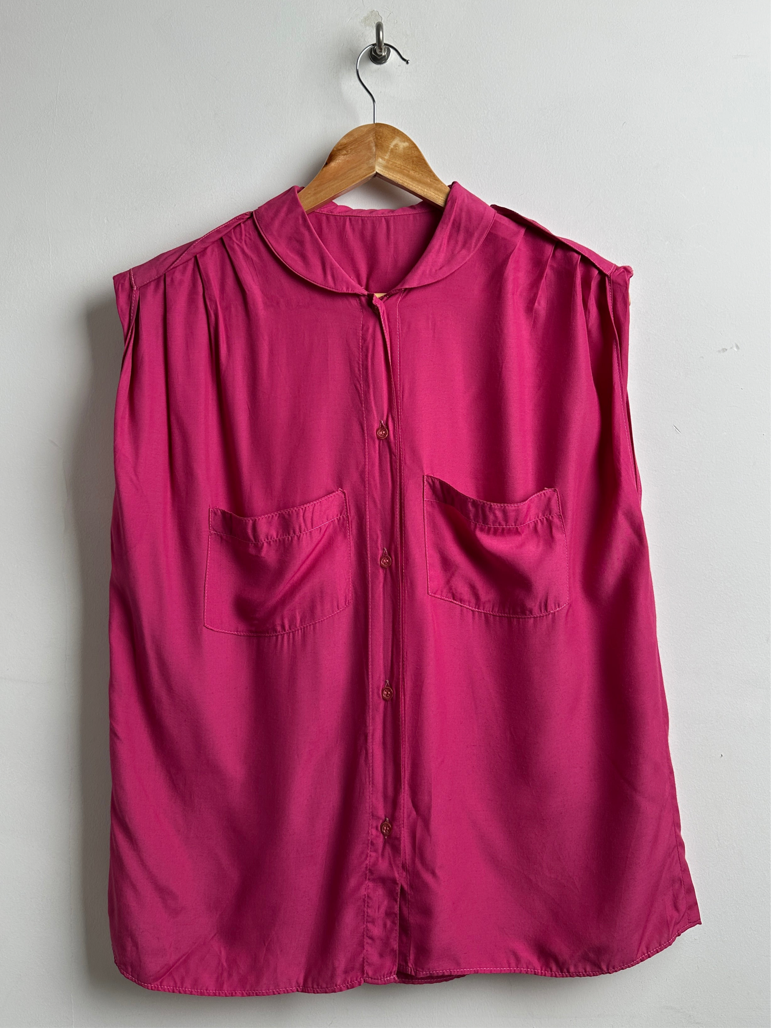 Sleeveless shirt in pink