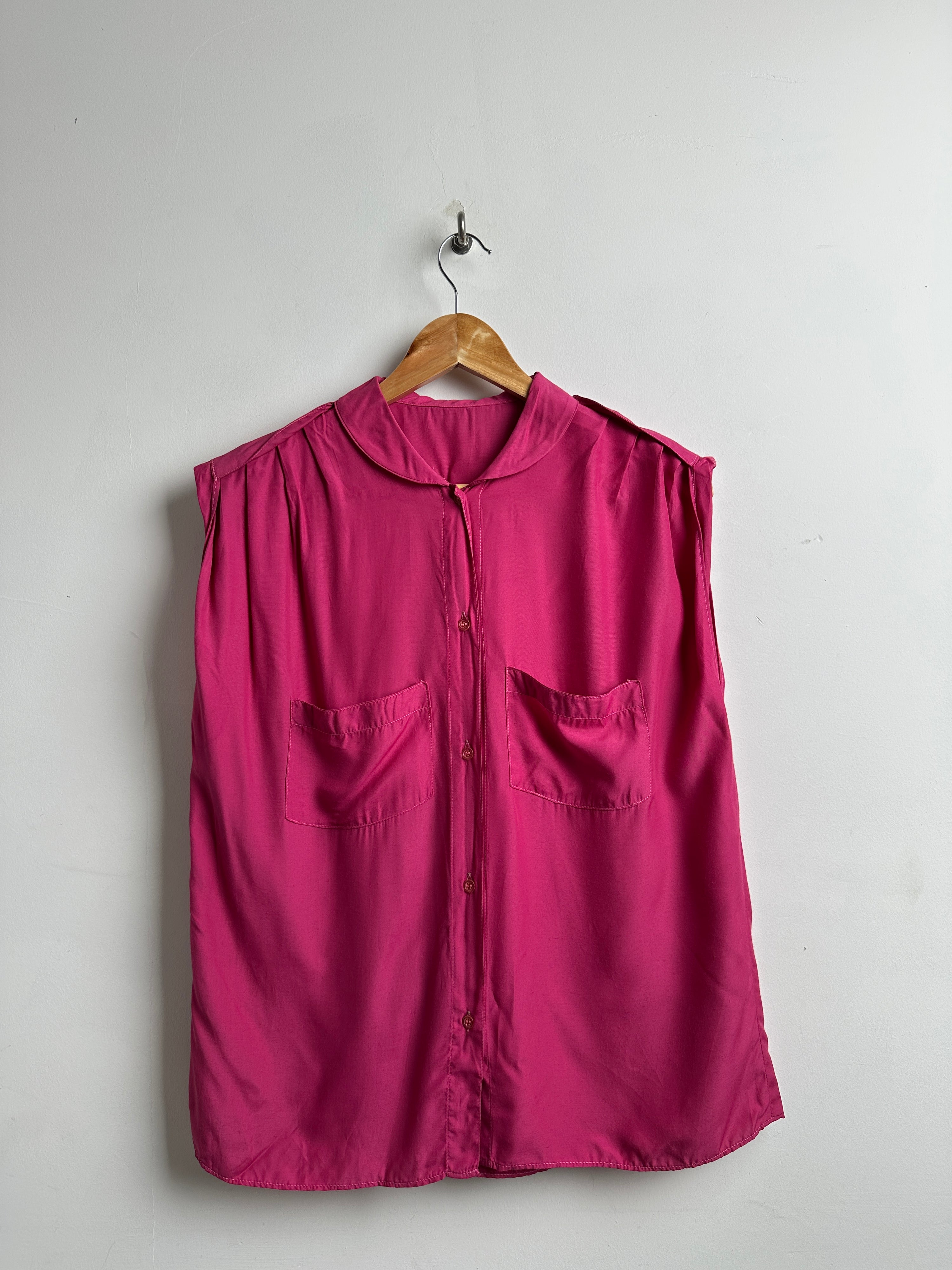 Sleeveless shirt in pink