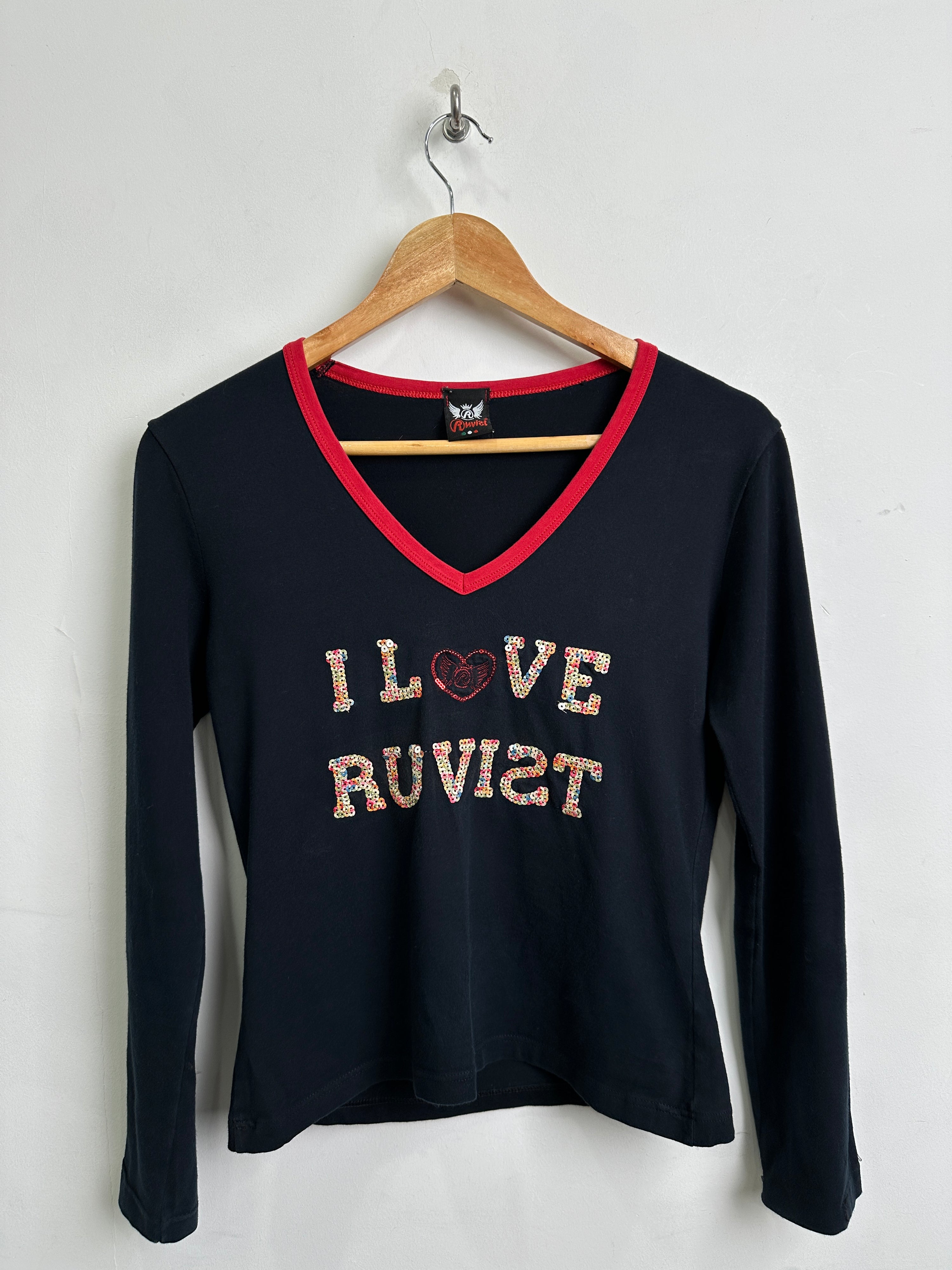 RUVIST women’s long-sleeve v-neck top in black