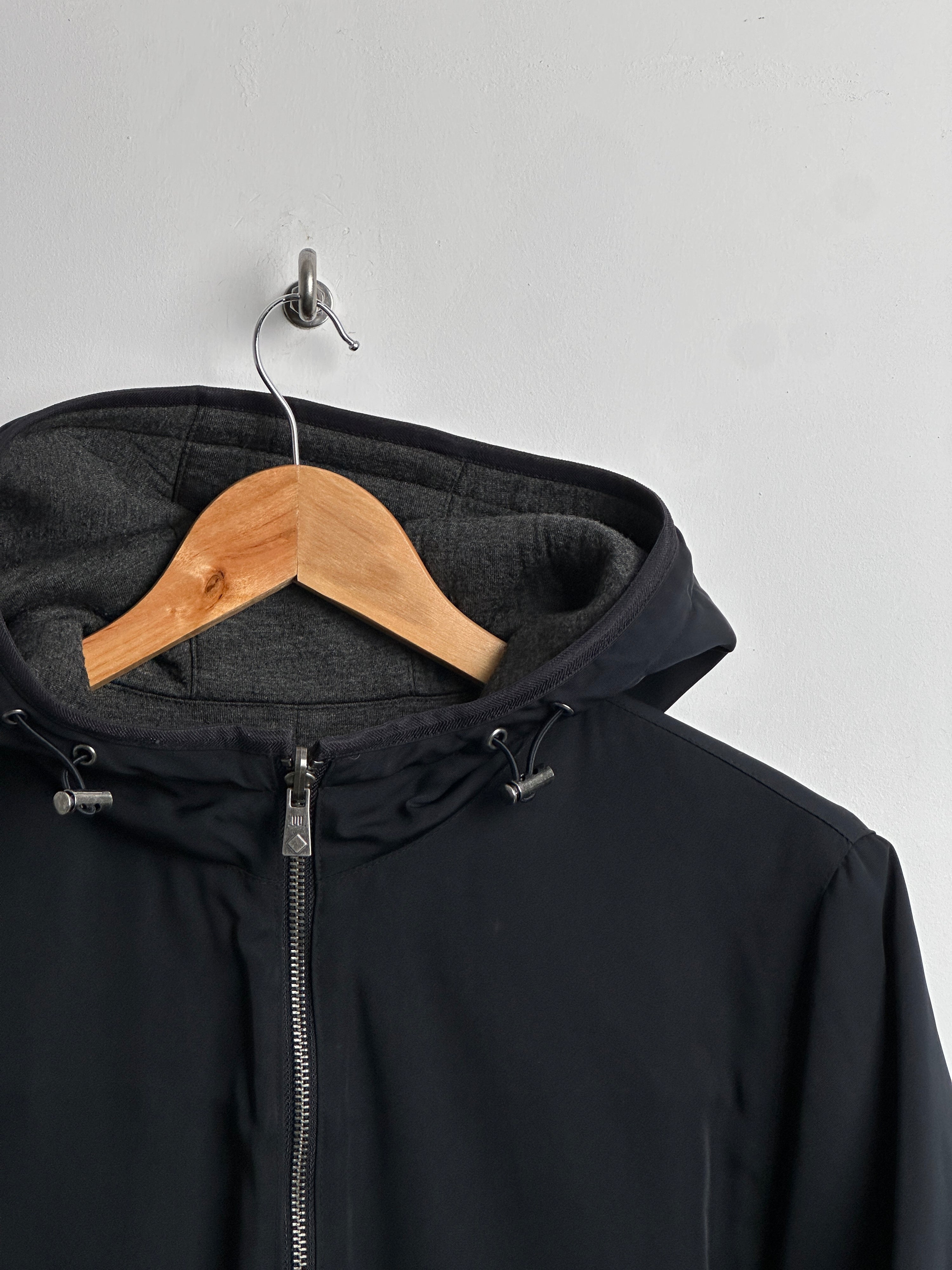 Zip up black jacket with grey hood - thrift.mt