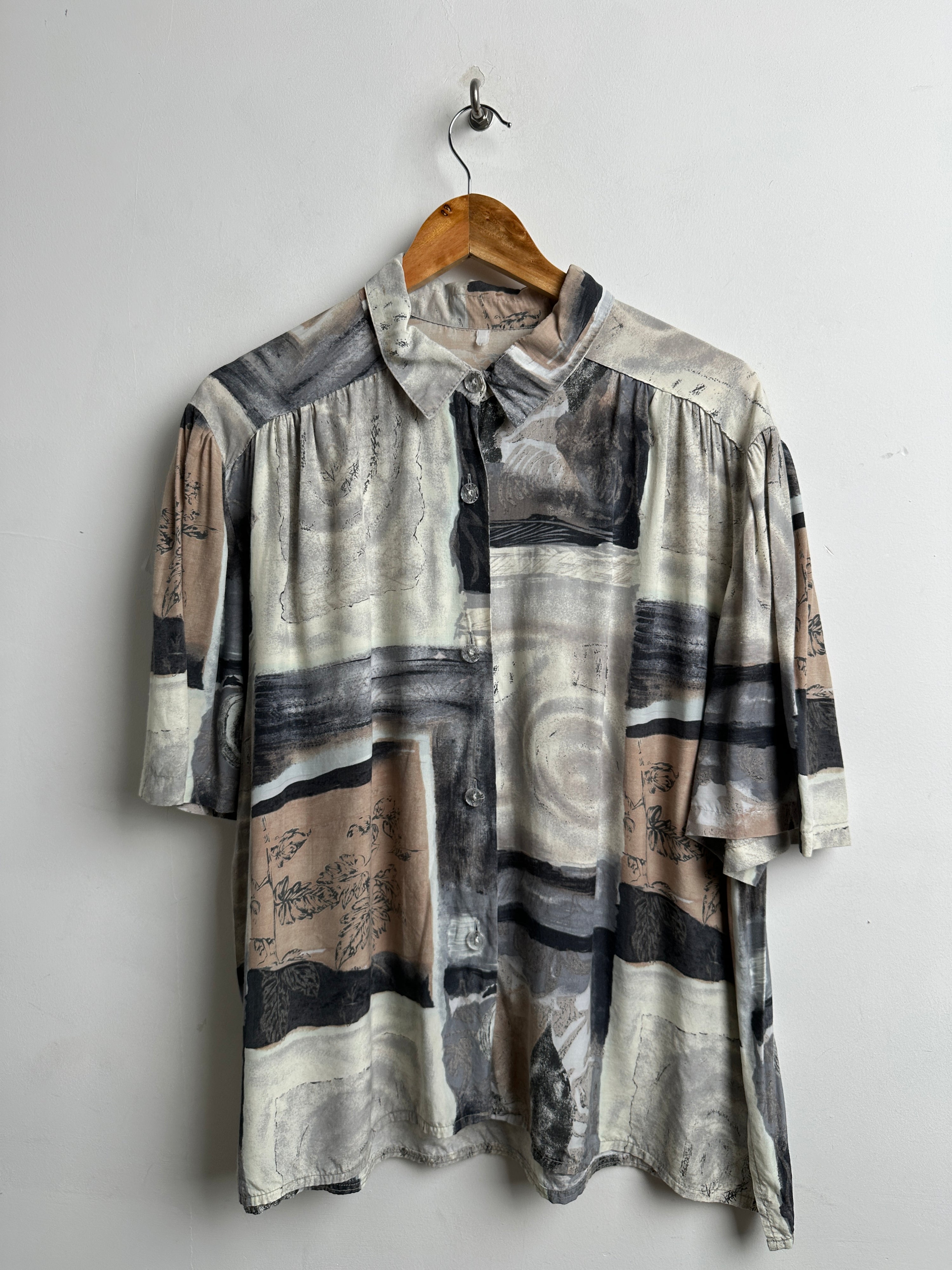 VINTAGE women’s patterned short sleeved shirt