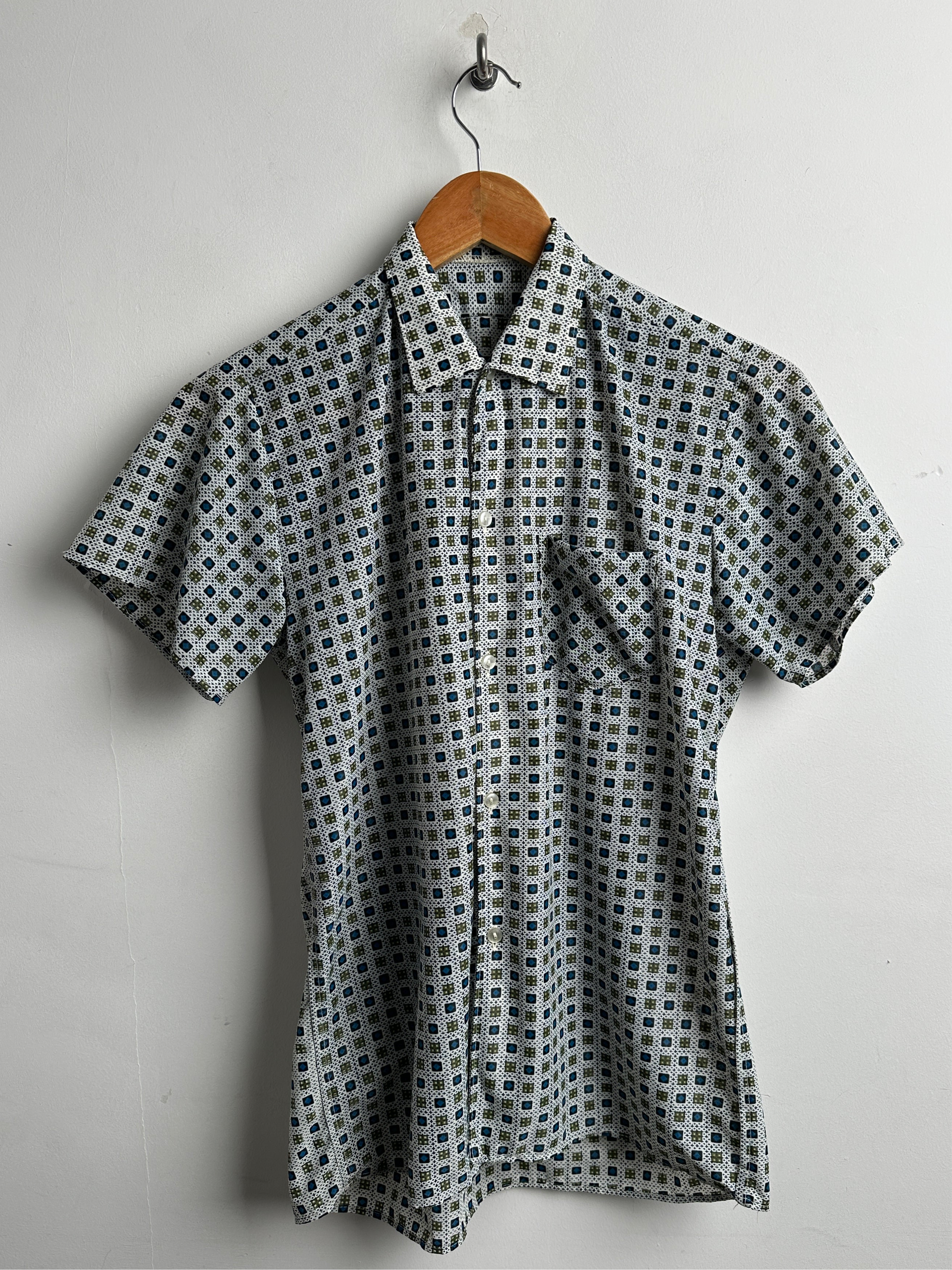 women’s patterned short-sleeve shirt