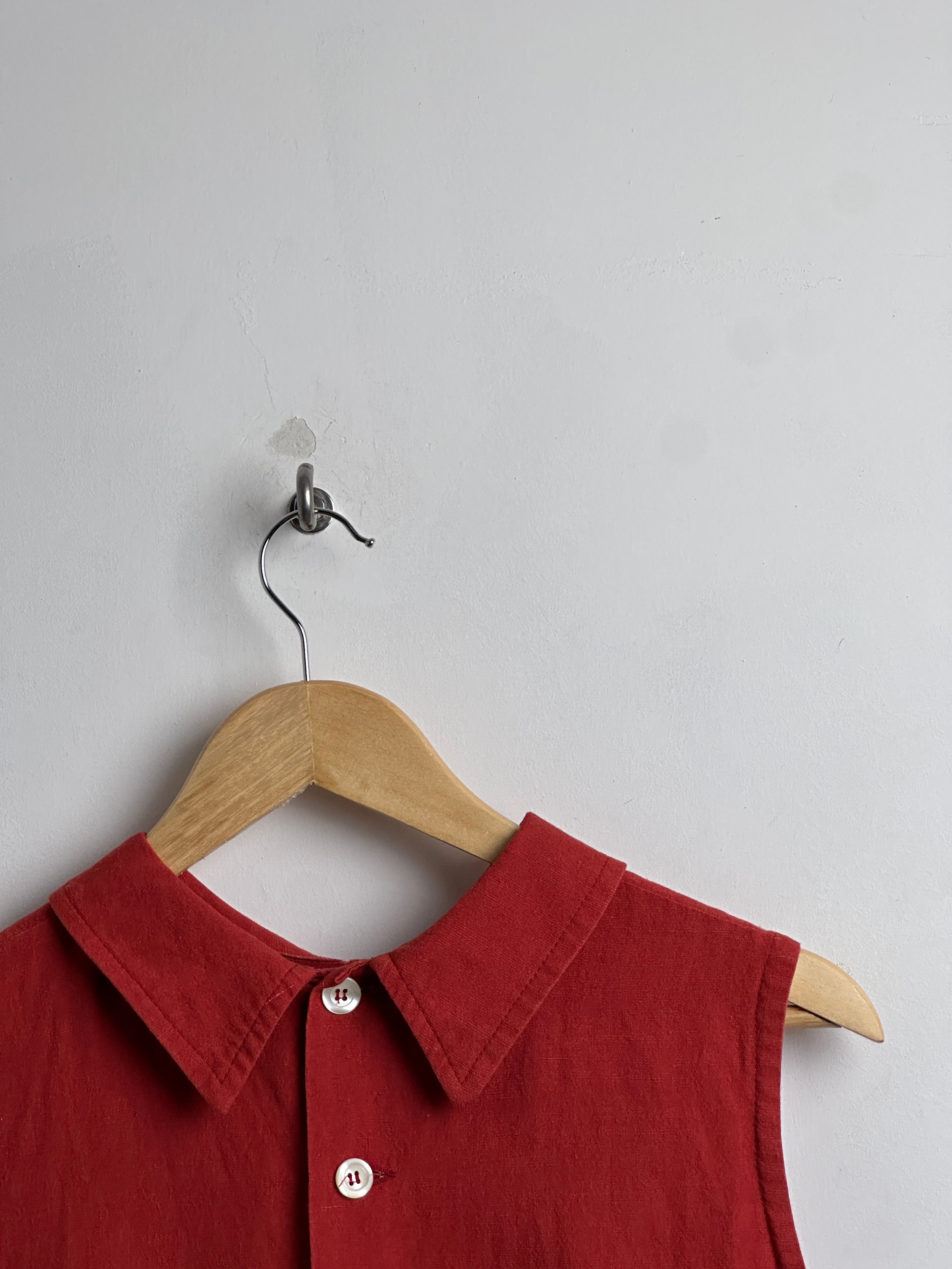VINTAGE women’s sleeveless shirt in red