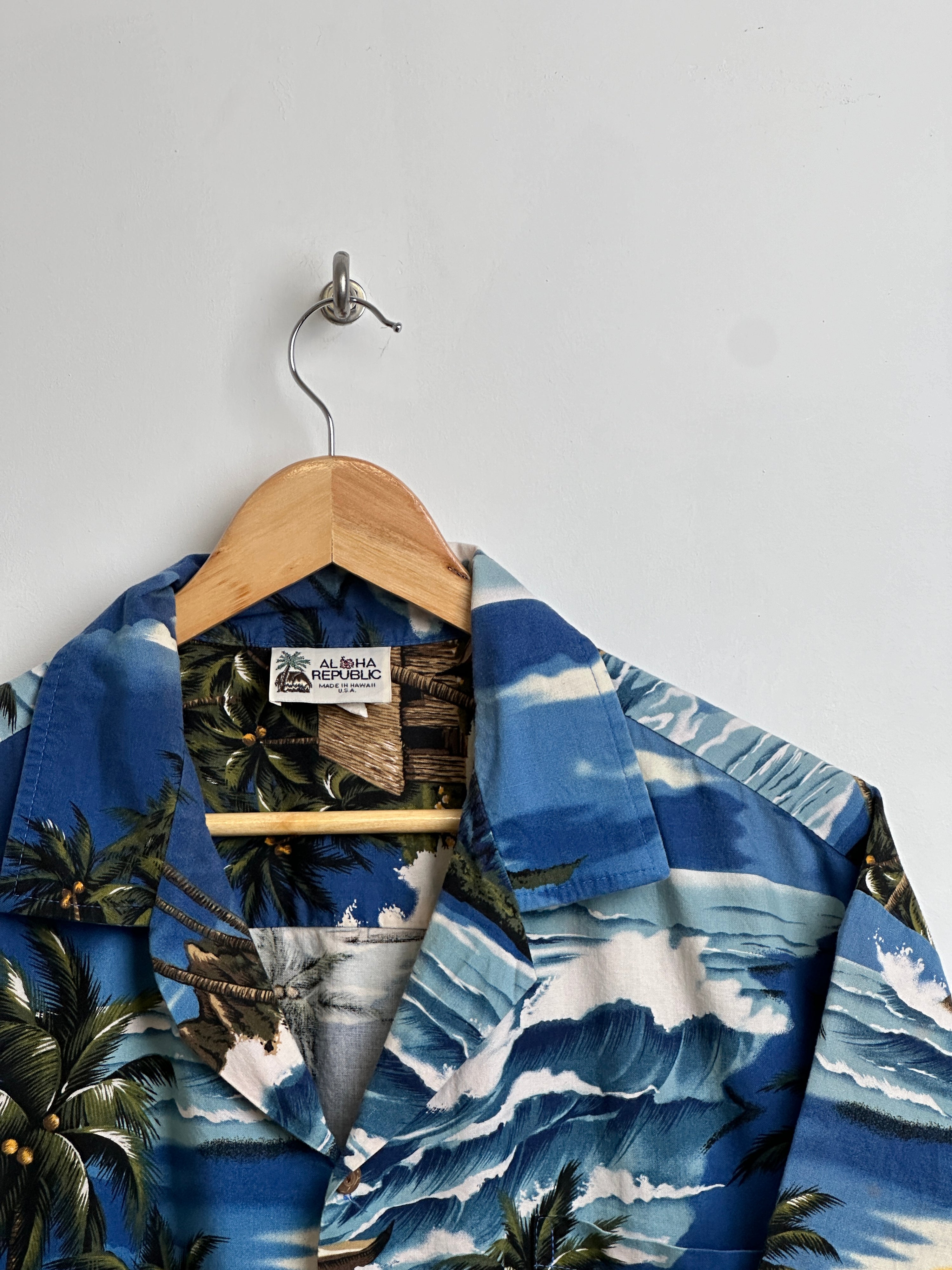 ALOHA REPUBLIC vintage shirt in blue with trees n’ waves