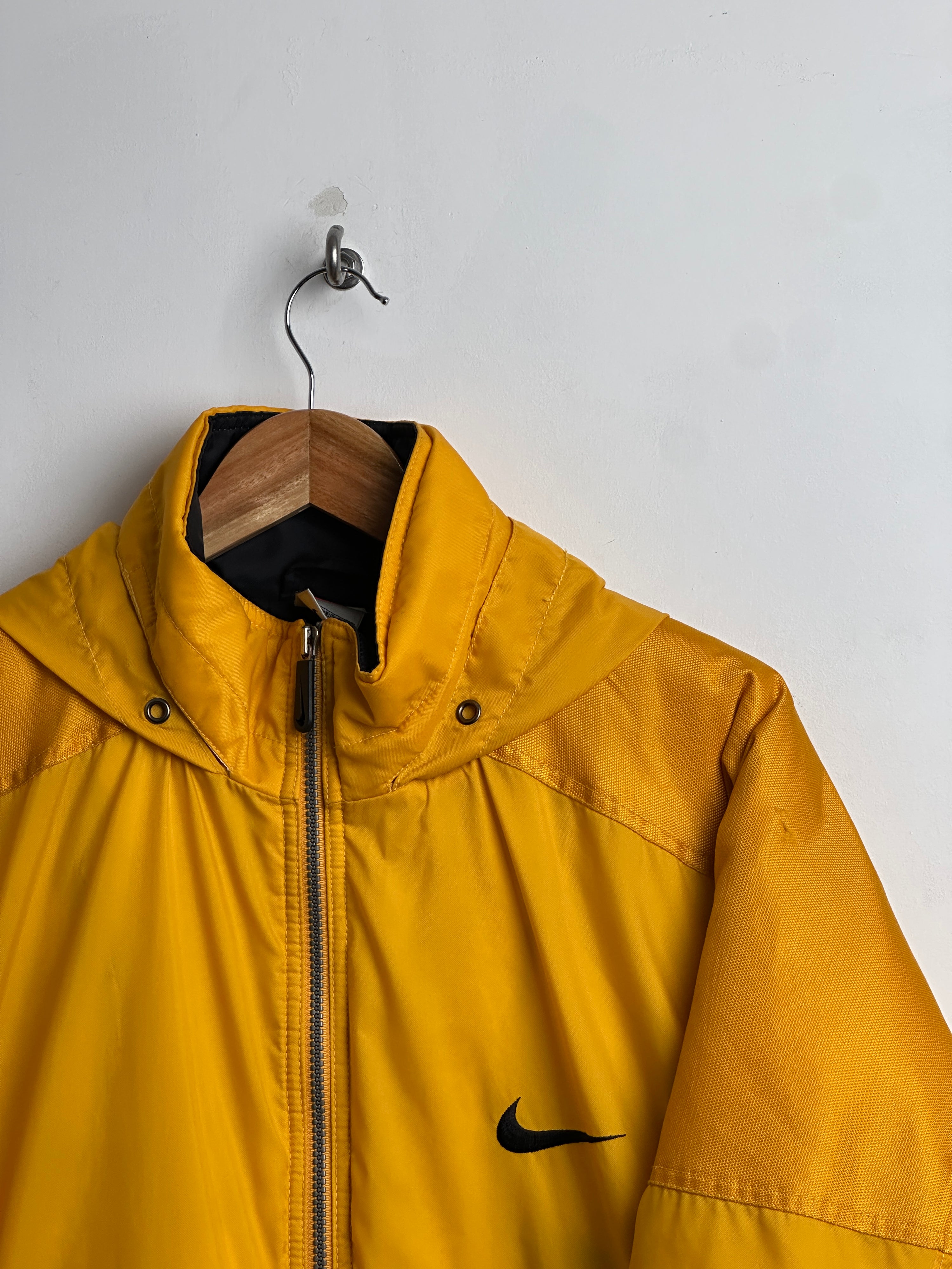 NIKE PUFFER JACKET IN MUSTARD