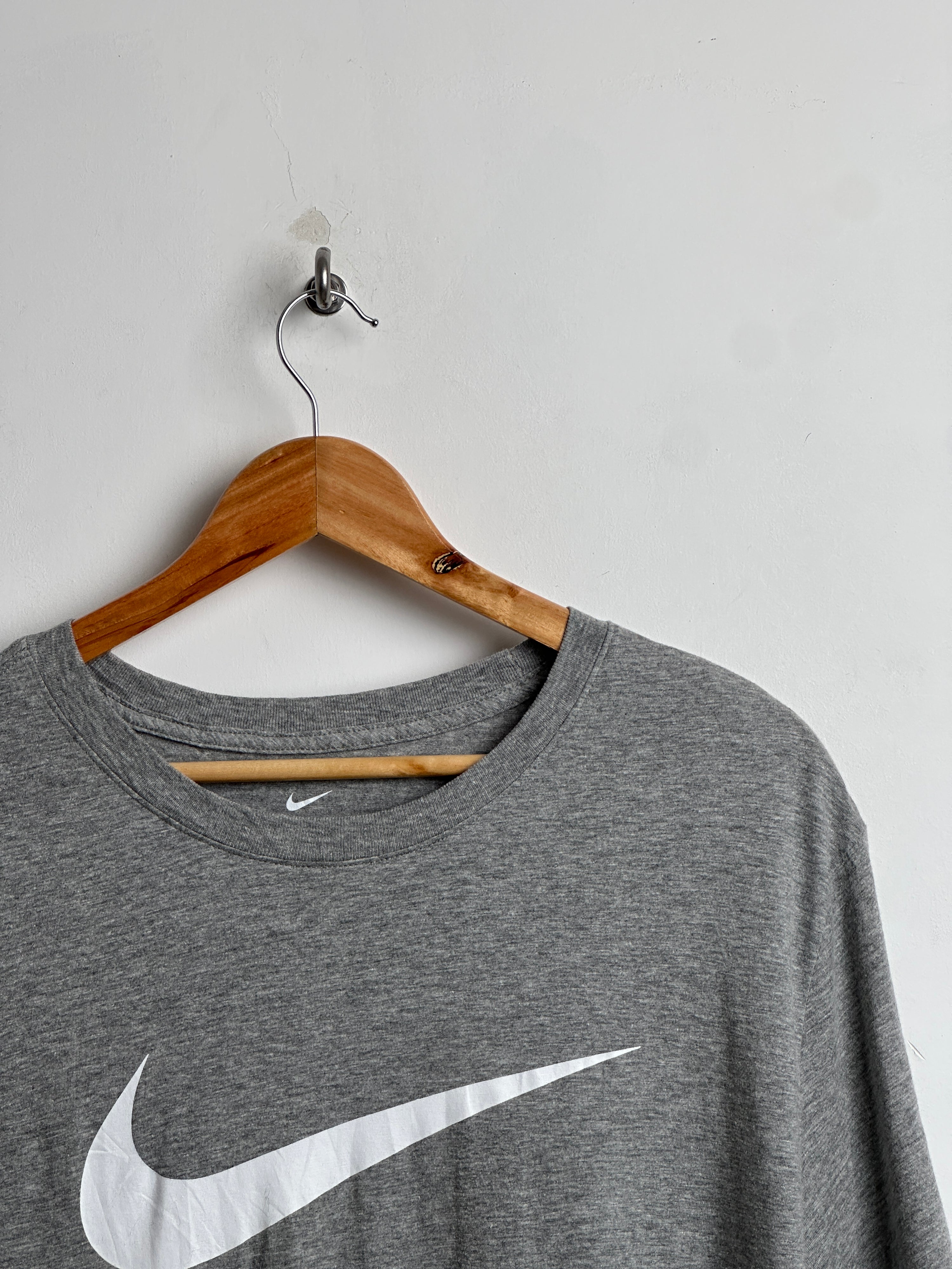 NIKE T-shirt in grey with white logo - thrift.mt
