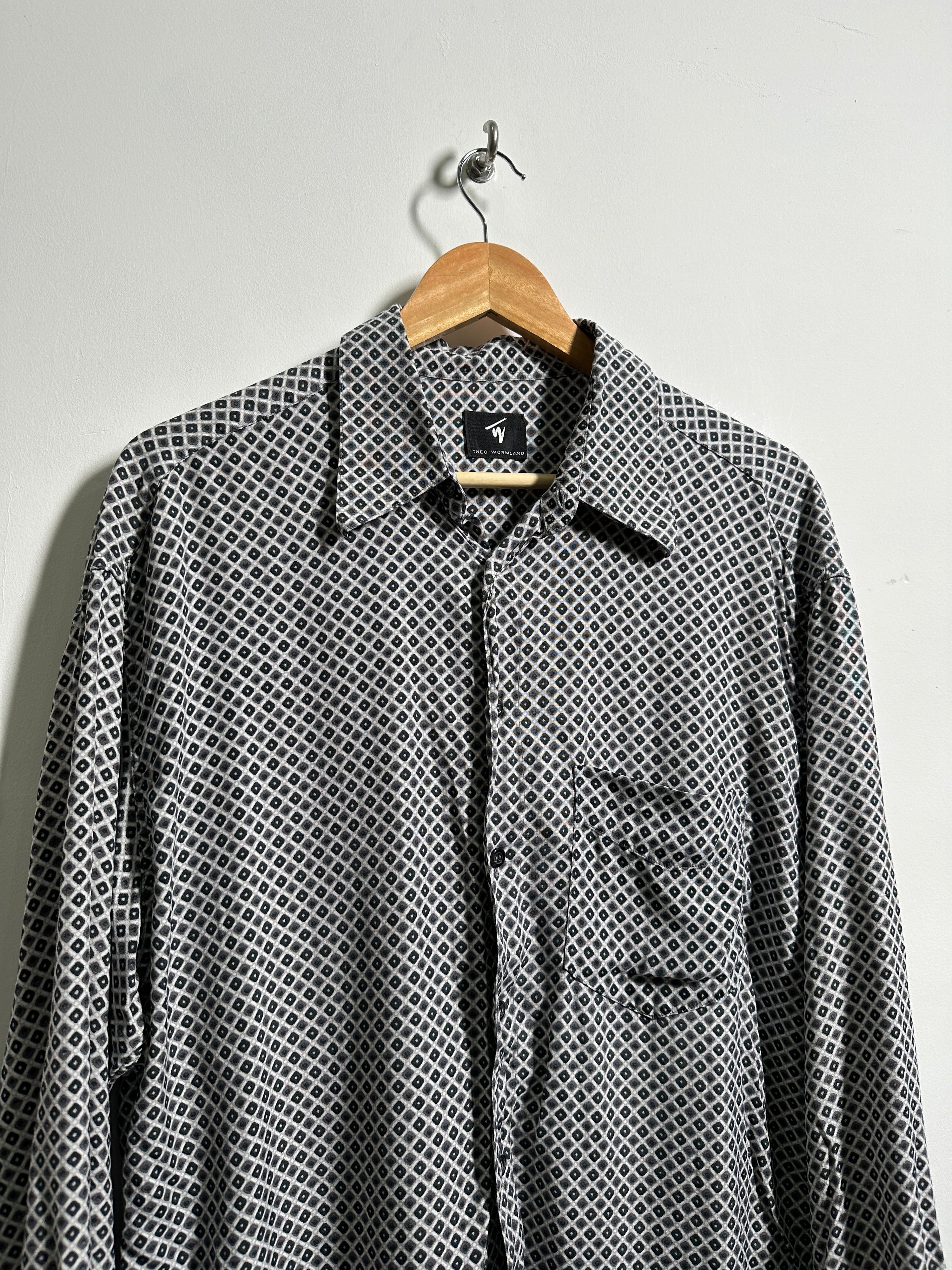 Theo Wormland light, long-sleeve shirt in blue with diamond patterns