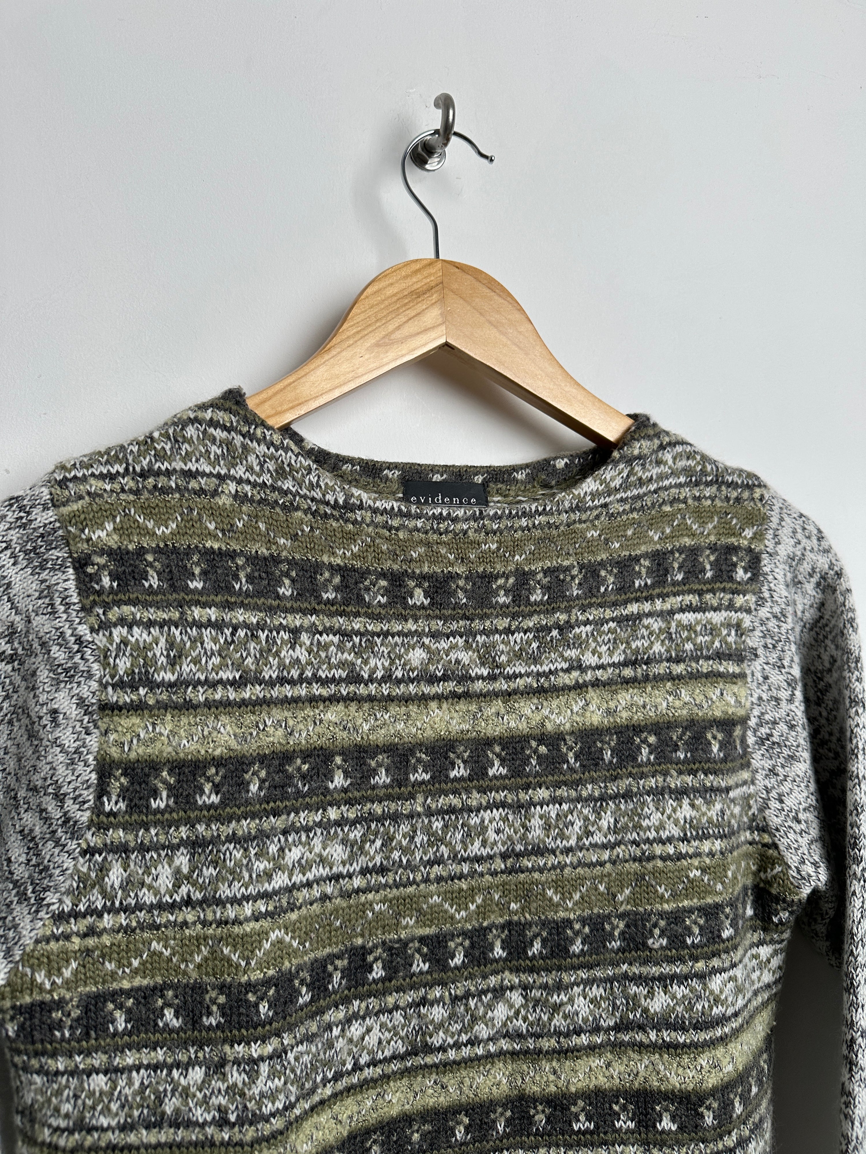 Knitted cropped sweater in grey and green - thrift.mt