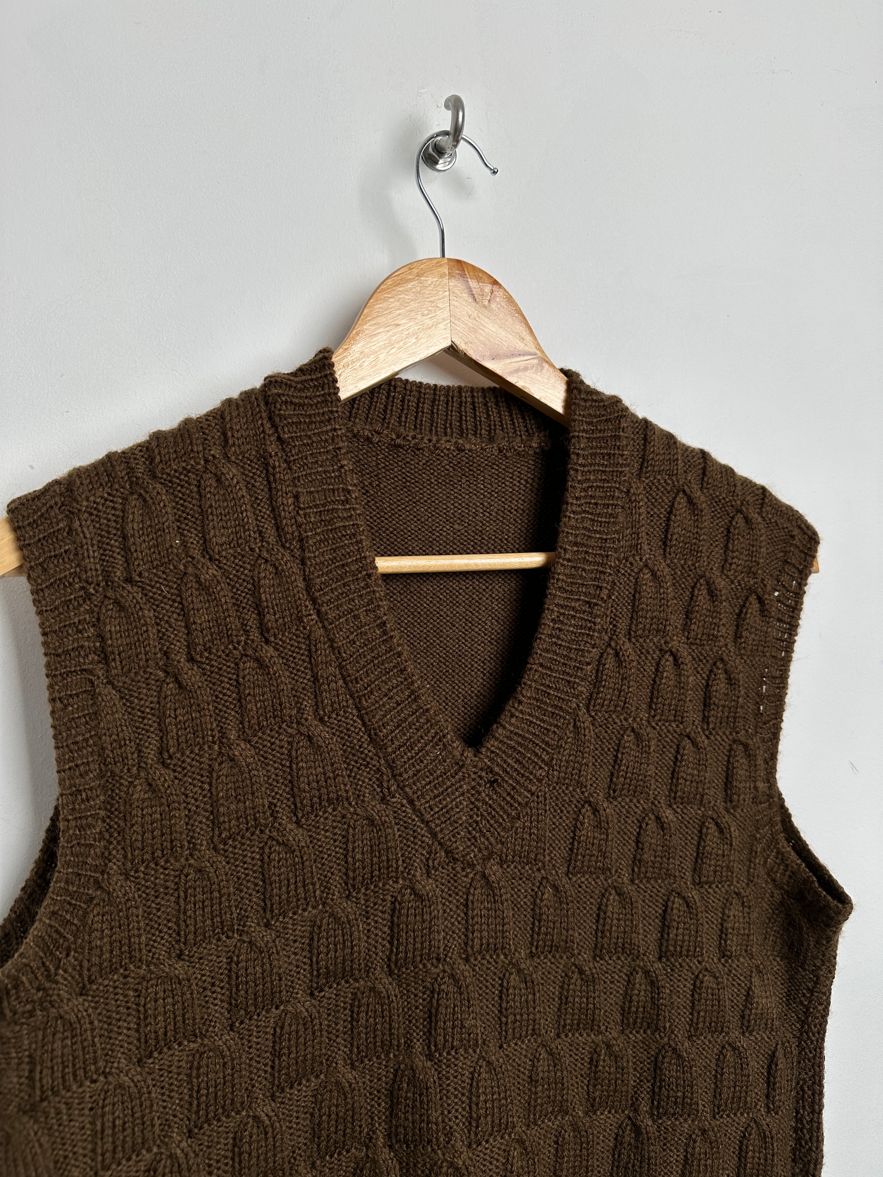 knitted vest in brown