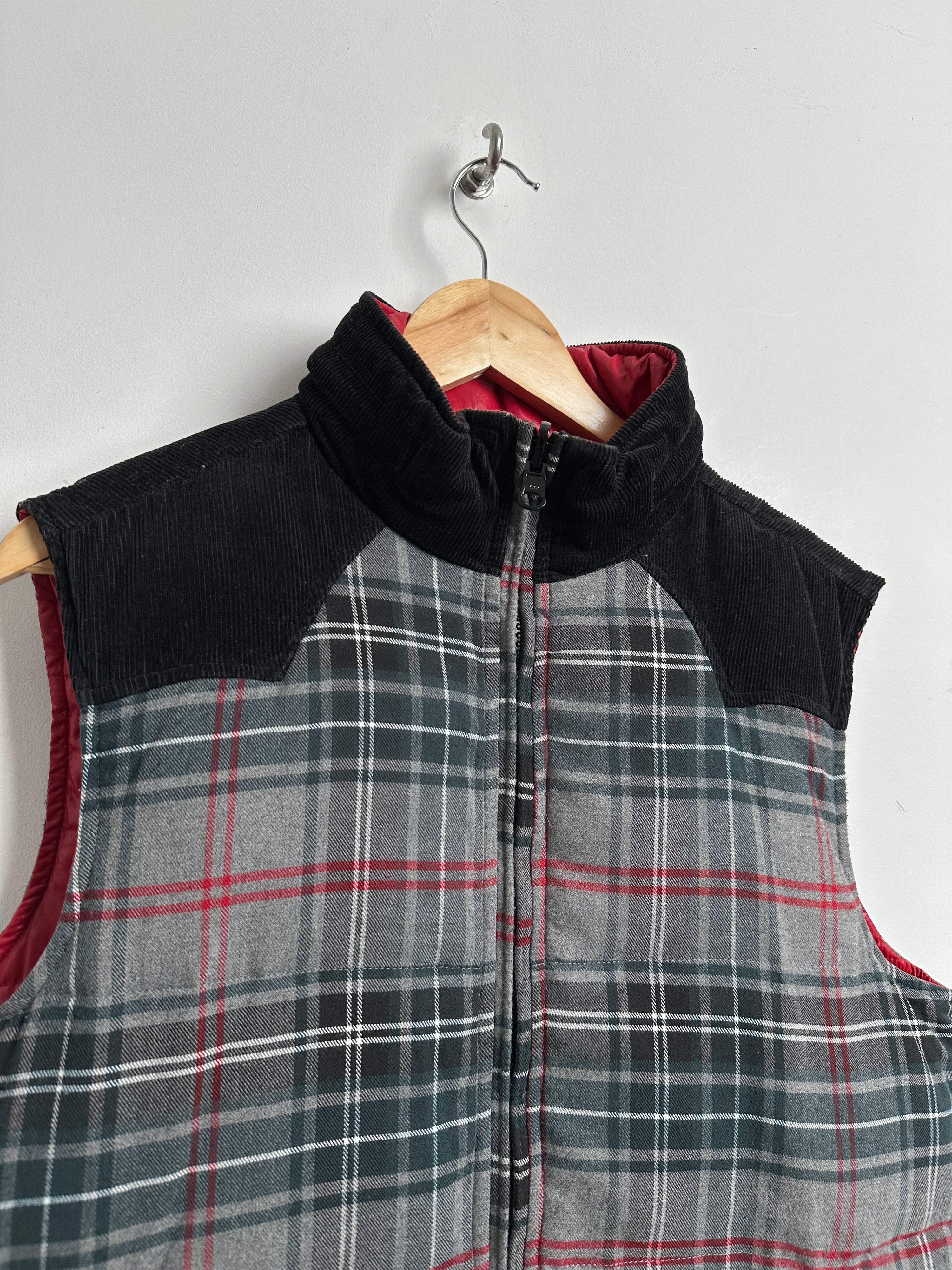 Reversible puffer vest red and plaid